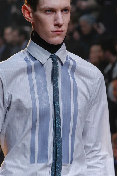 Look 16